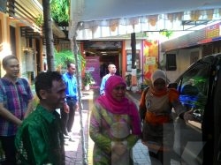 Saat Mensos RI, Khofifah Beserta Rombongan tiba di sambut Dirut Mubarokfood Muhammad Hilmy